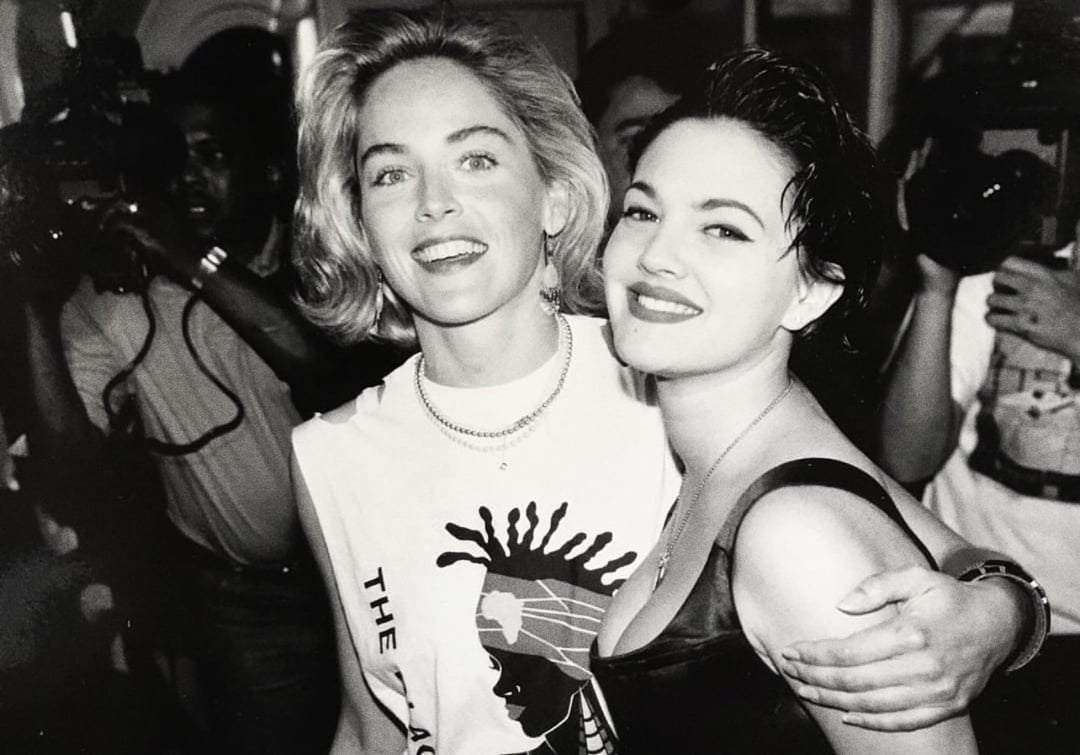 sharon-stone-drew-barrymore-1992-v0-znjpzwg56llc1.jpg