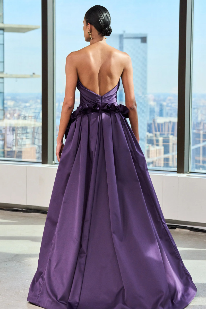 00090-carolina-herrera-detail-fall-2024-ready-to-wear-credit-gorunway.webp