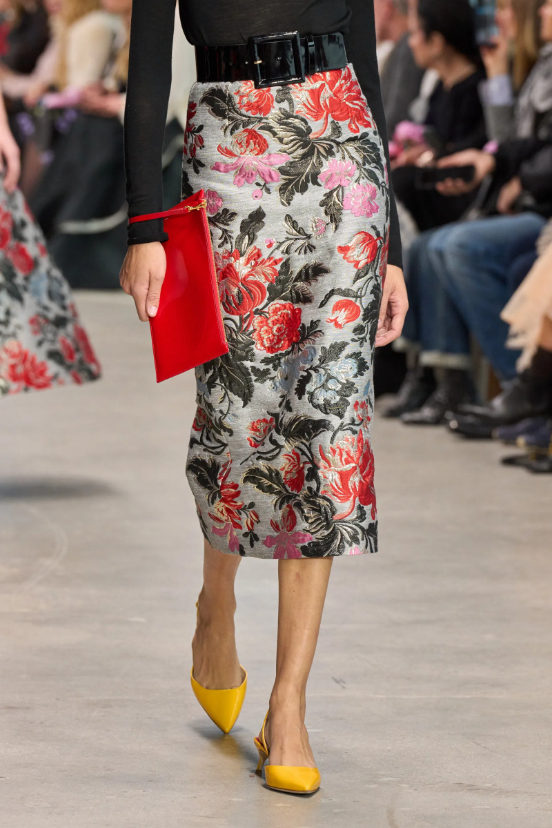 00118-carolina-herrera-detail-fall-2024-ready-to-wear-credit-gorunway.webp