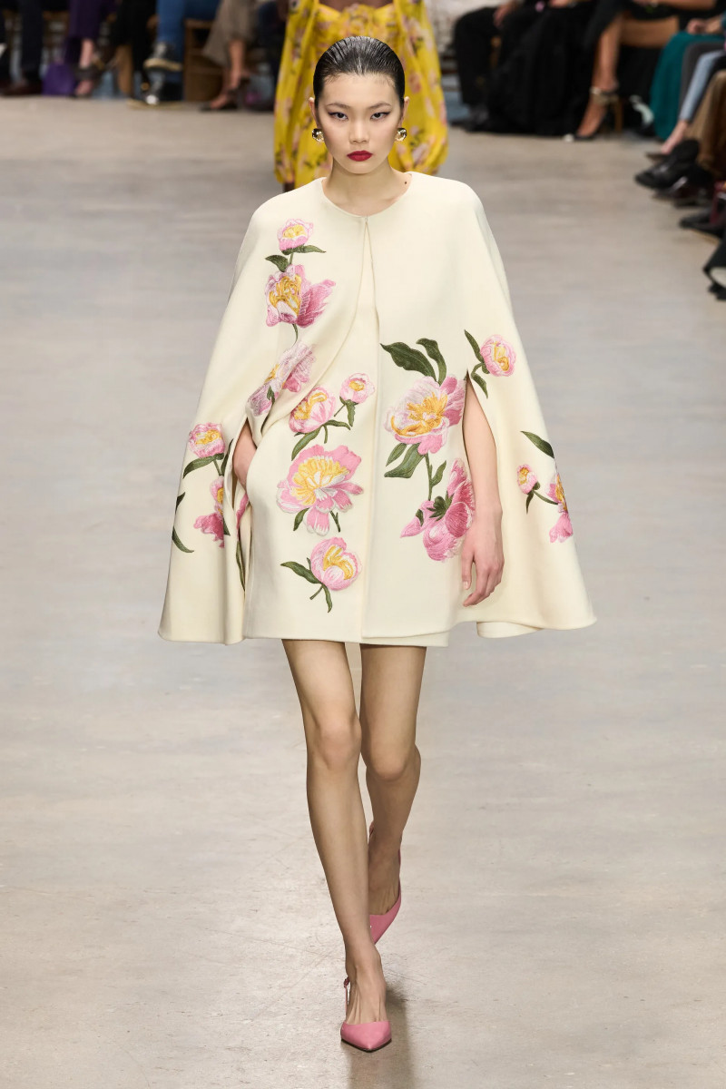 00023-carolina-herrera-fall-2024-ready-to-wear-credit-gorunway.webp
