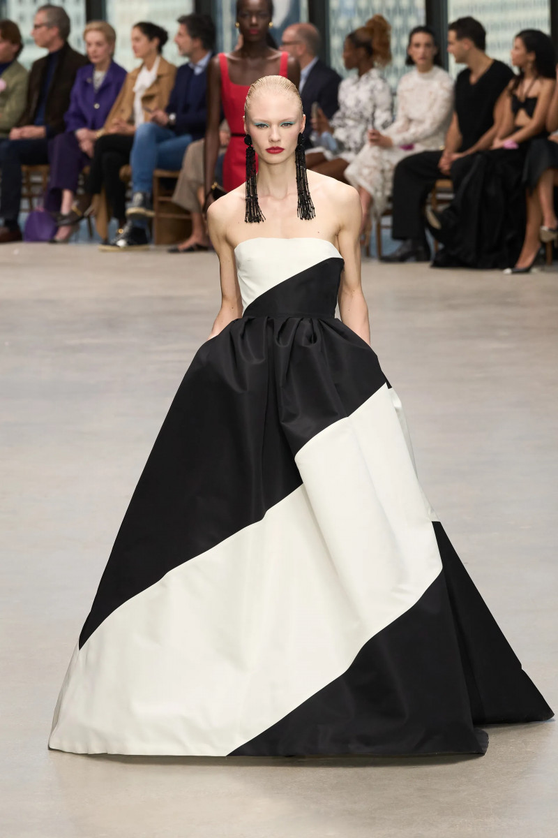 00003-carolina-herrera-fall-2024-ready-to-wear-credit-gorunway.webp