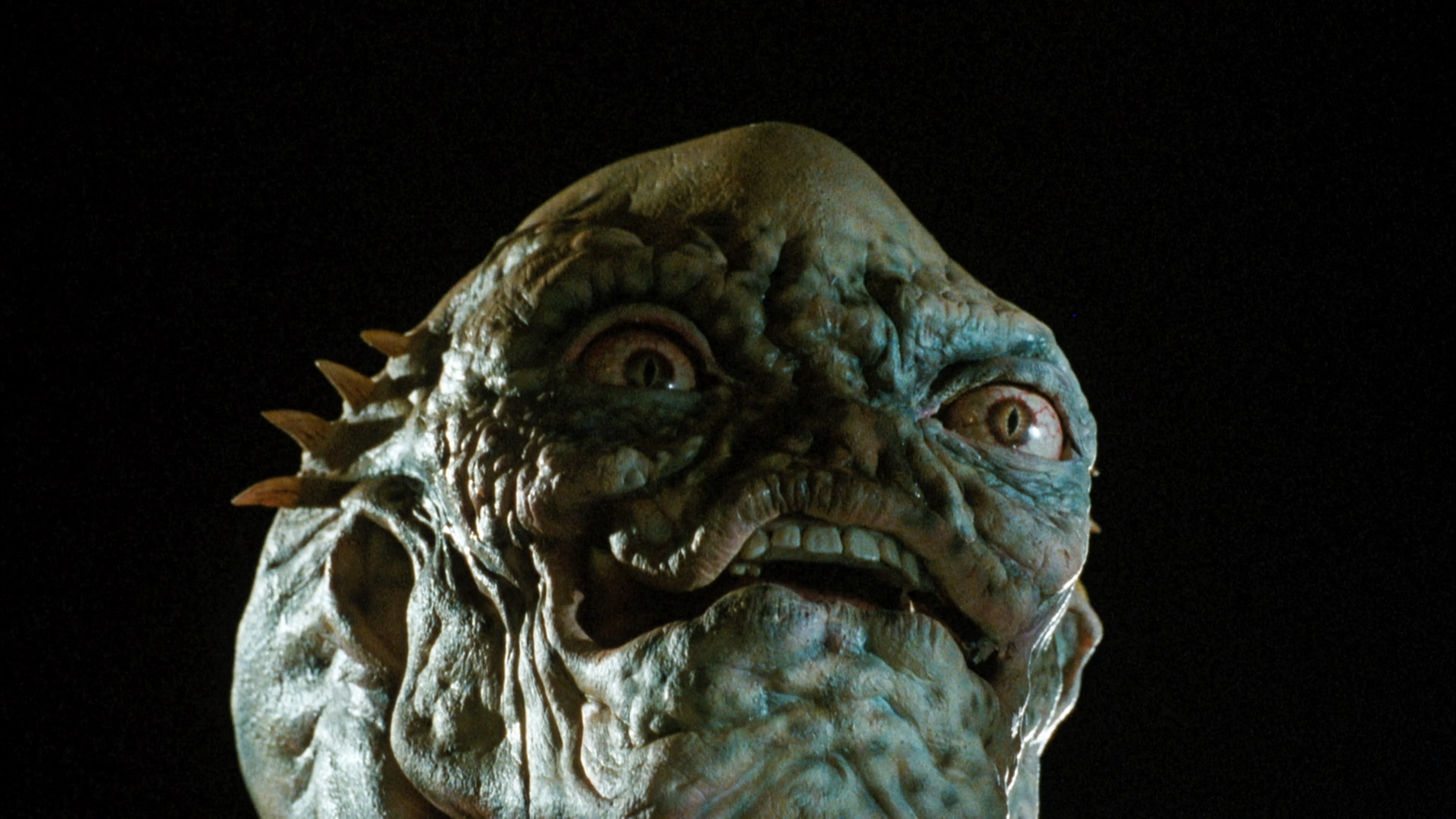 Гайвер (1991. Guyver) [Director's Cut].mkv_snapshot_00.04.09_[2024.04.18_23.32.29].png