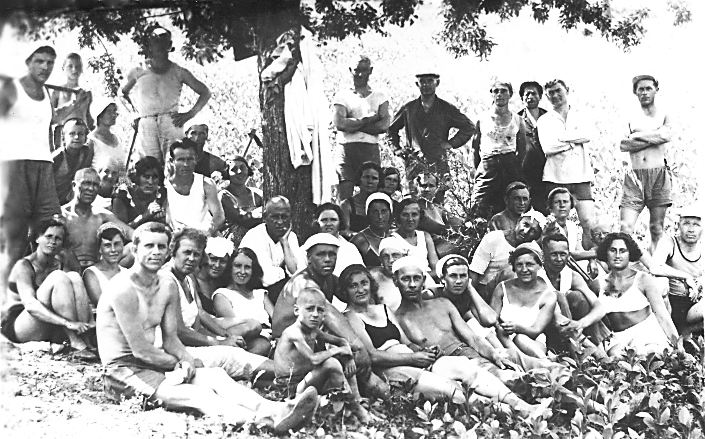 отдых после прополки табака Ялта 1933 г.jpg