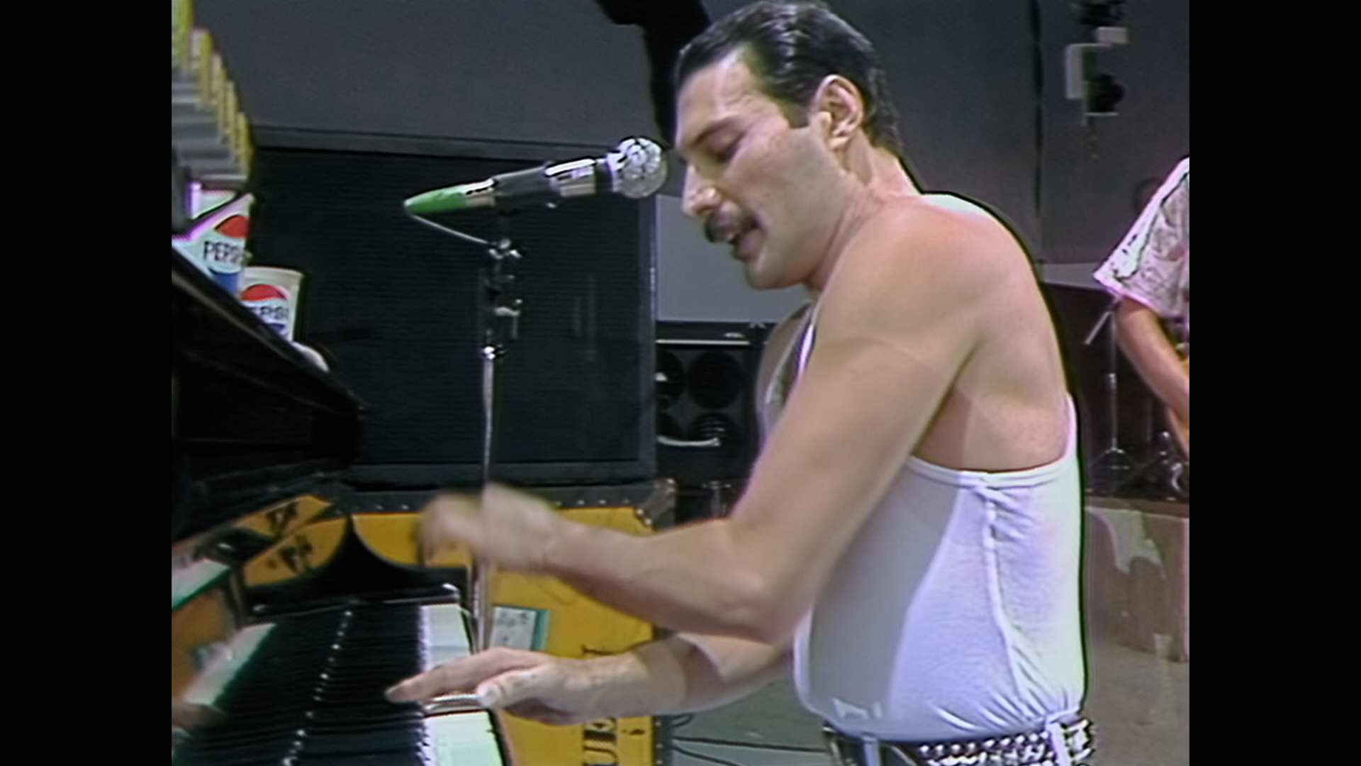 Queen - Live Aid (1985).mkv_snapshot_00.52.669.png