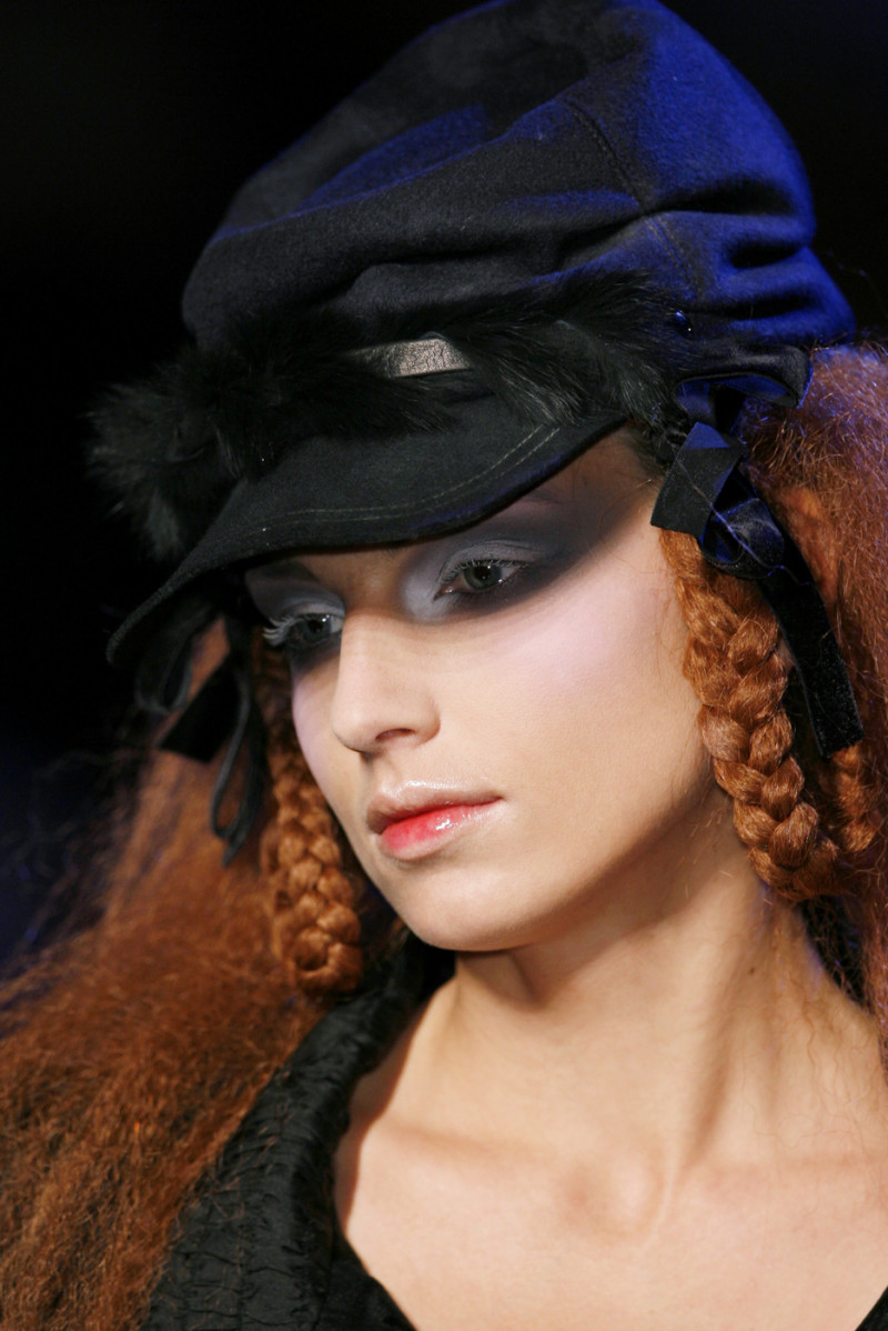 John+Galliano+Fall+2006+Details+1N8HoOSa6WZx.jpg