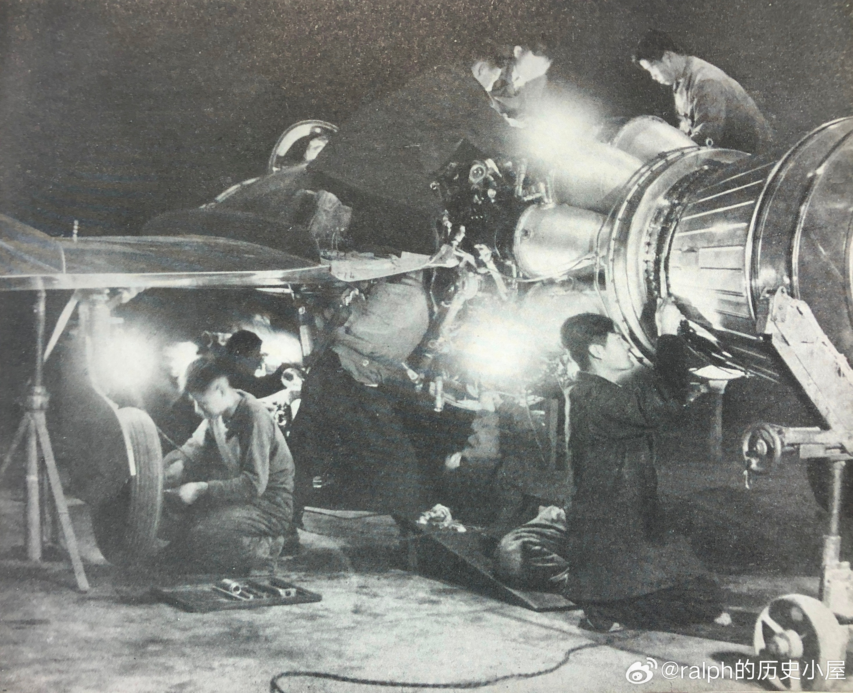 Ночной ремонт самолета 