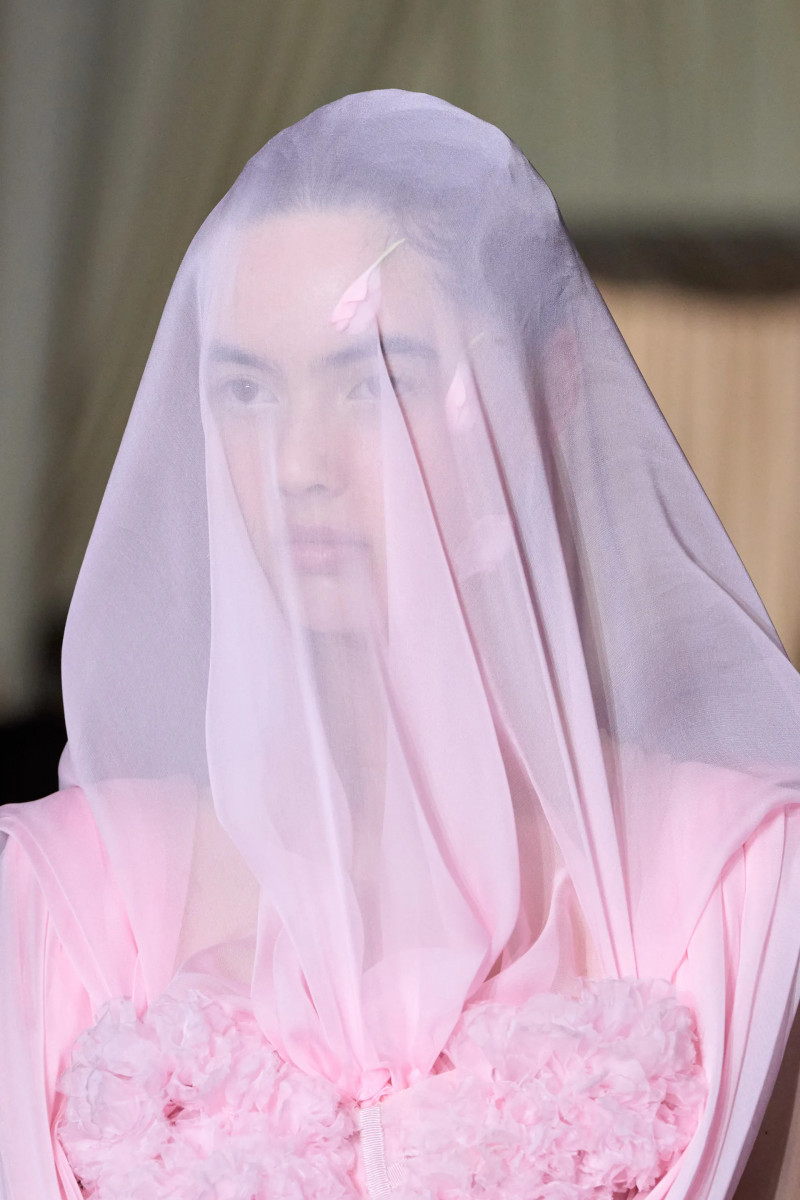 00005-giambattista-valli-fall-2024-couture-details-credit-gorunway.webp