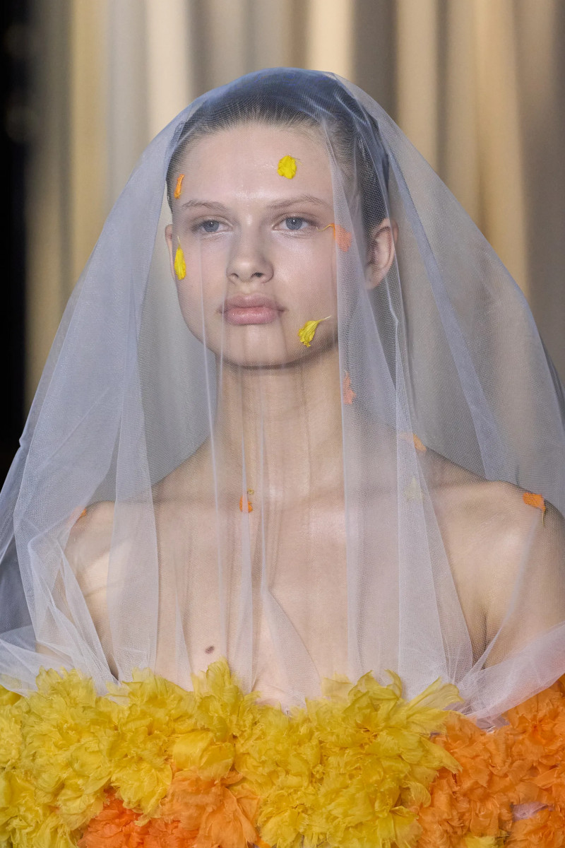00017-giambattista-valli-fall-2024-couture-details-credit-gorunway.webp