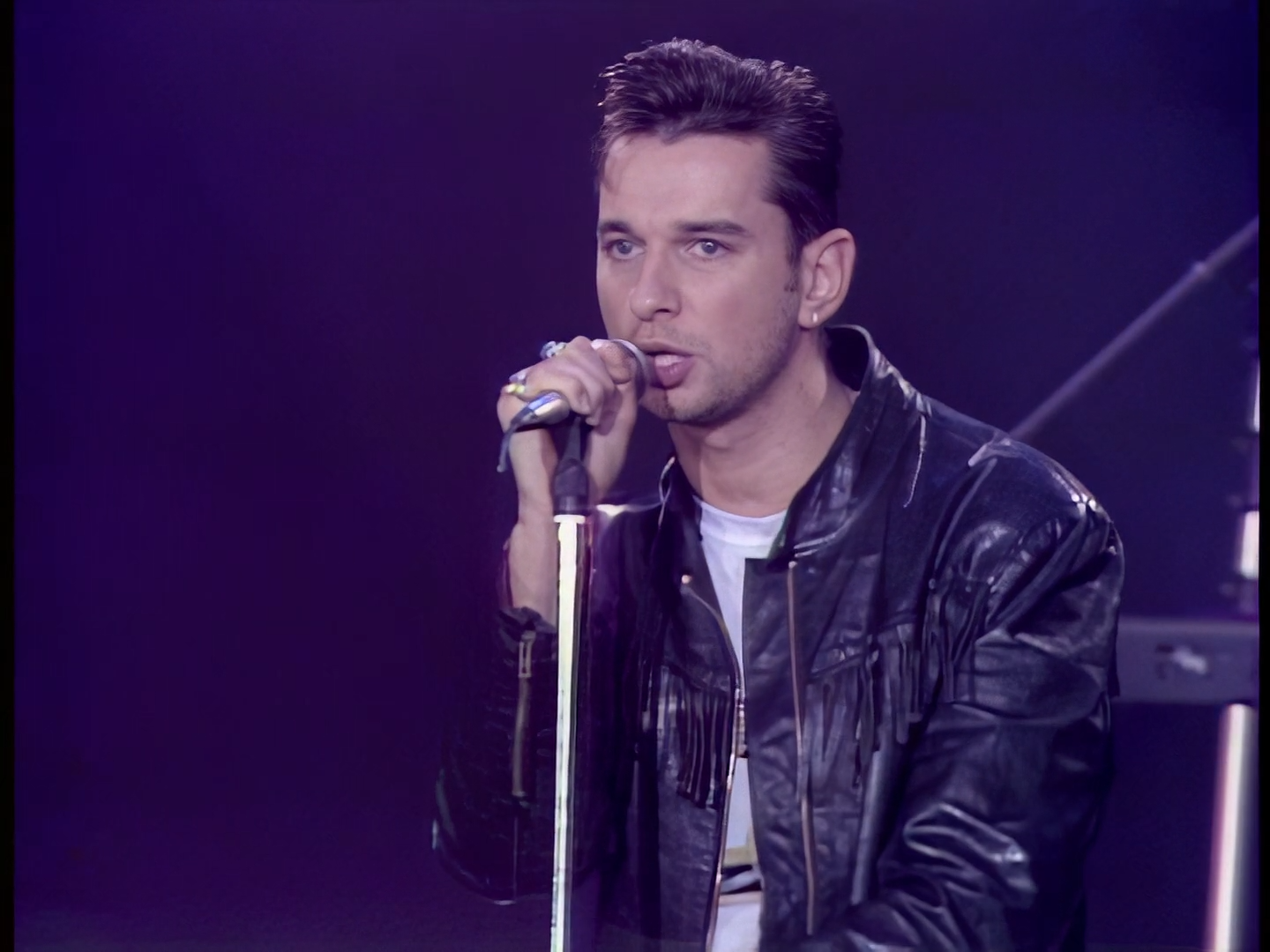 Depeche Mode - Personal Jesus (1990).mkv_snapshot_00.26.114.png