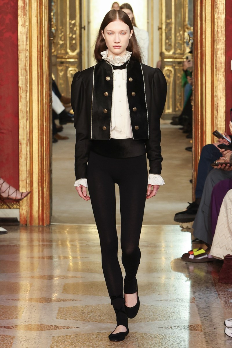 twinset-fall-25-rtw-r-ho-004.jpeg