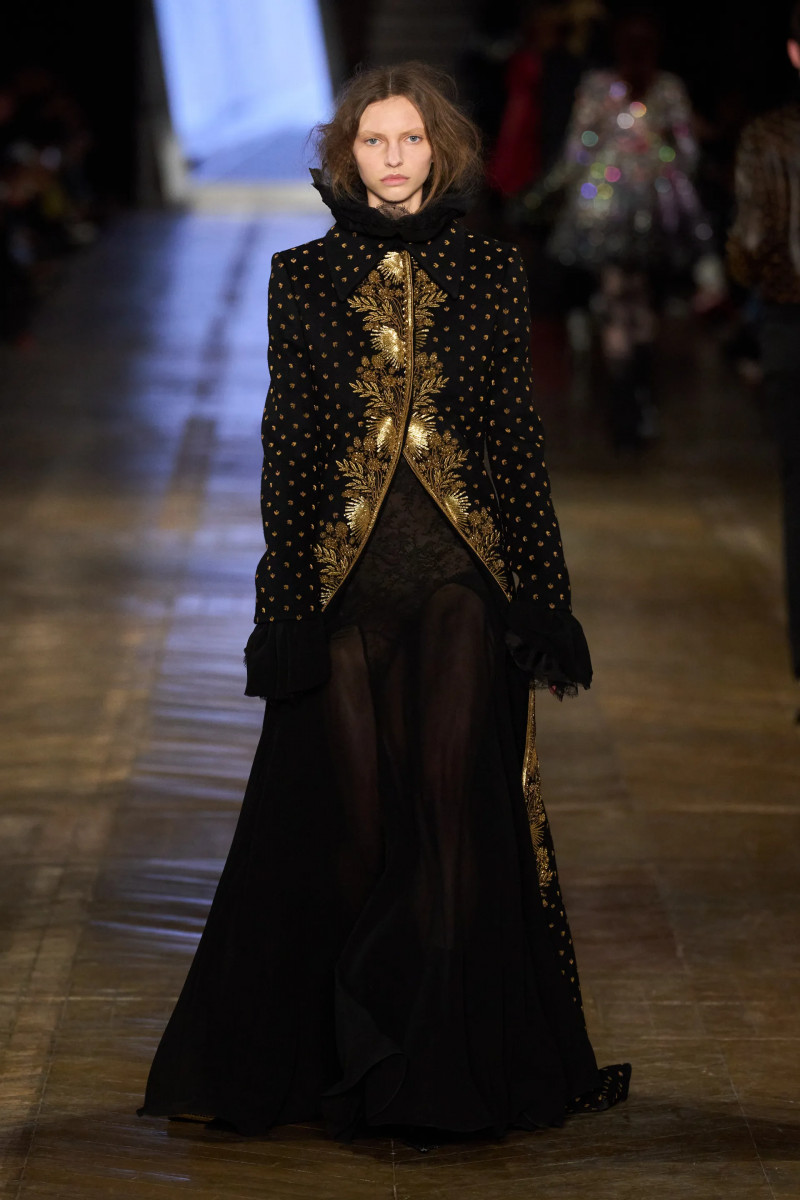 00049-alexander-mcqueen-fall-2025-ready-to-wear-credit-gorunway.webp