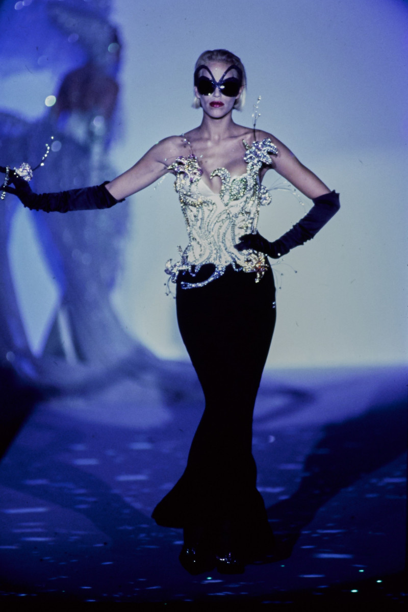 THIERRY-MUGLER-SPRING-1997-RTW-076.jpg