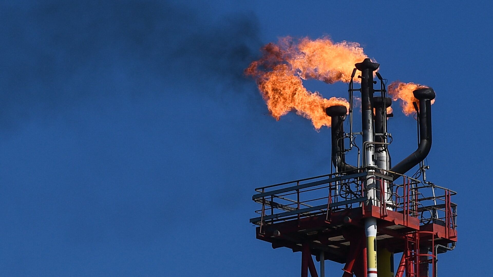 Запасы нефти в США за неделю неожиданно выросли на 0,1% Запасы нефти в США за неделю неожиданно выросли на 0,1%