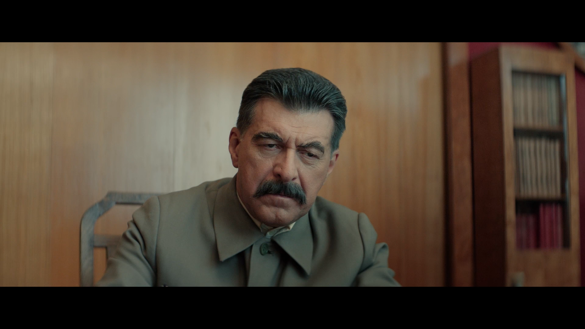 Roslyi.S01.E01.2025.WEB-DL.1080p.ExKinoRay.mkv_snapshot_39.33.png
