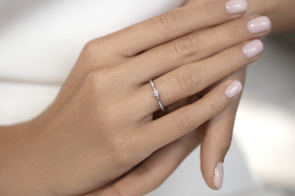 кольца на помолвку с бриллиантом