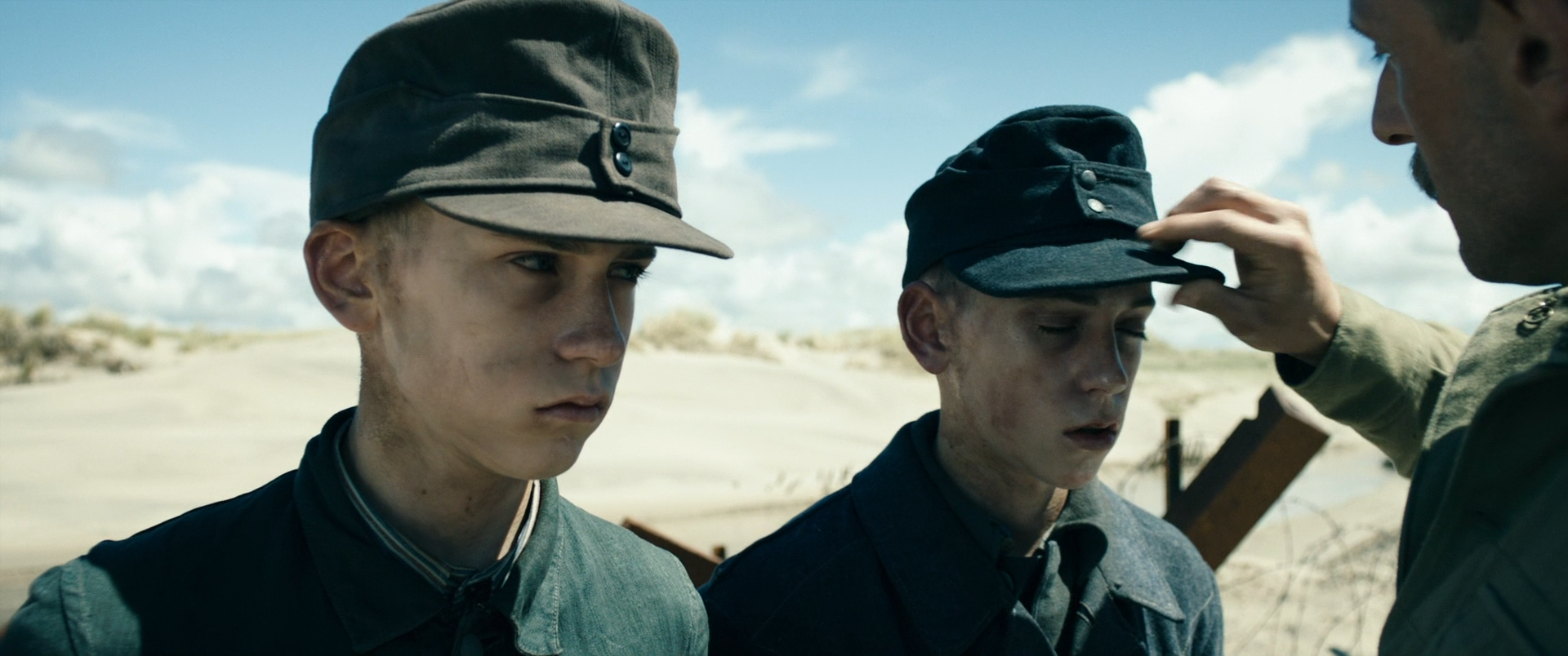 Under sandet 2015 1080p BluRay DTS x264-VietHD.mkv_snapshot_00.30.52.png
