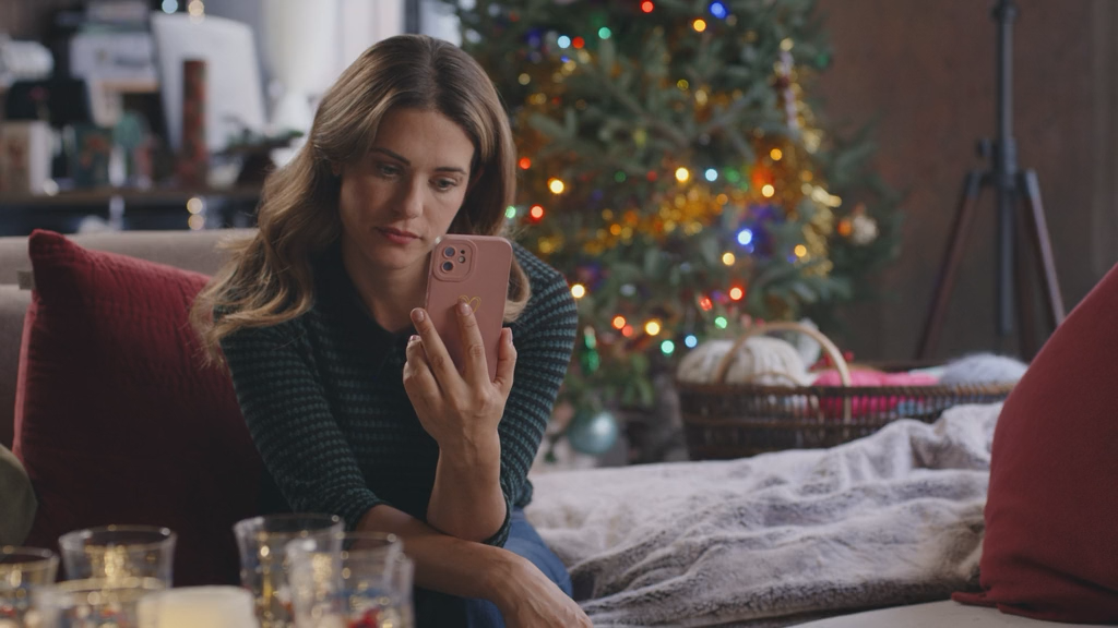 Одна на рождество (2025) WEB-DLRip-AVC_ivanes.mkv_snapshot_01.06.11.509.png