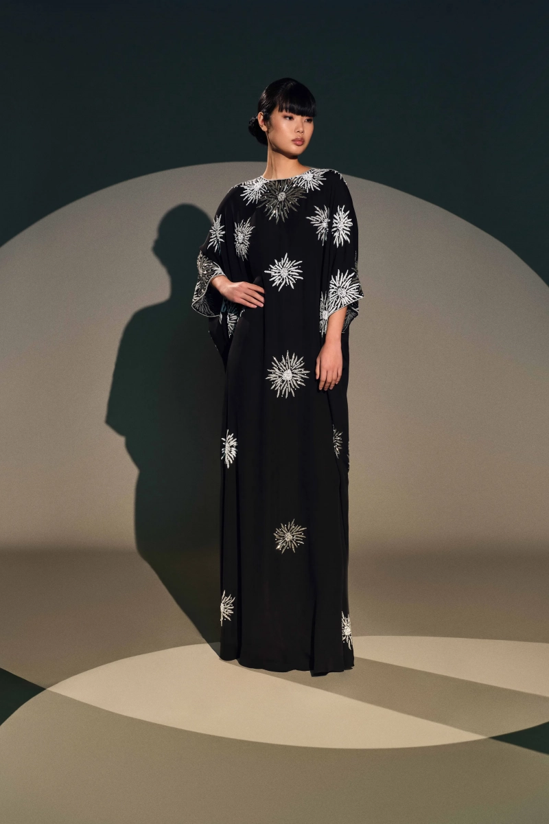 00025-naeem-khan-pre-fall-2026-credit-brand.webp