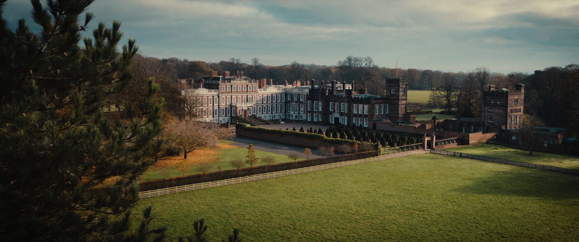 Fackham.Hall.2025.1080p.BluRay.DD.5.1.x264-MegaPeer.mkv_snapshot_00.01.10.699.jpg