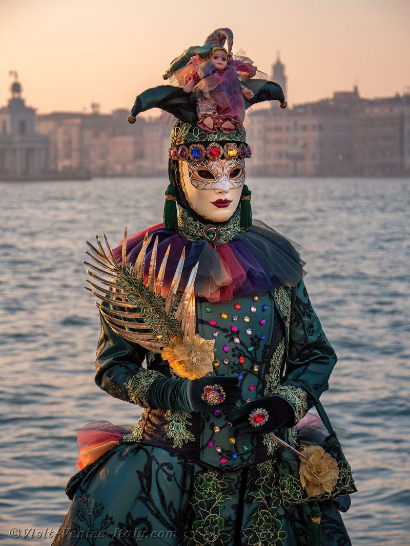 venice-carnival-mask-costume-san-giorgio-maggiore-150.jpg