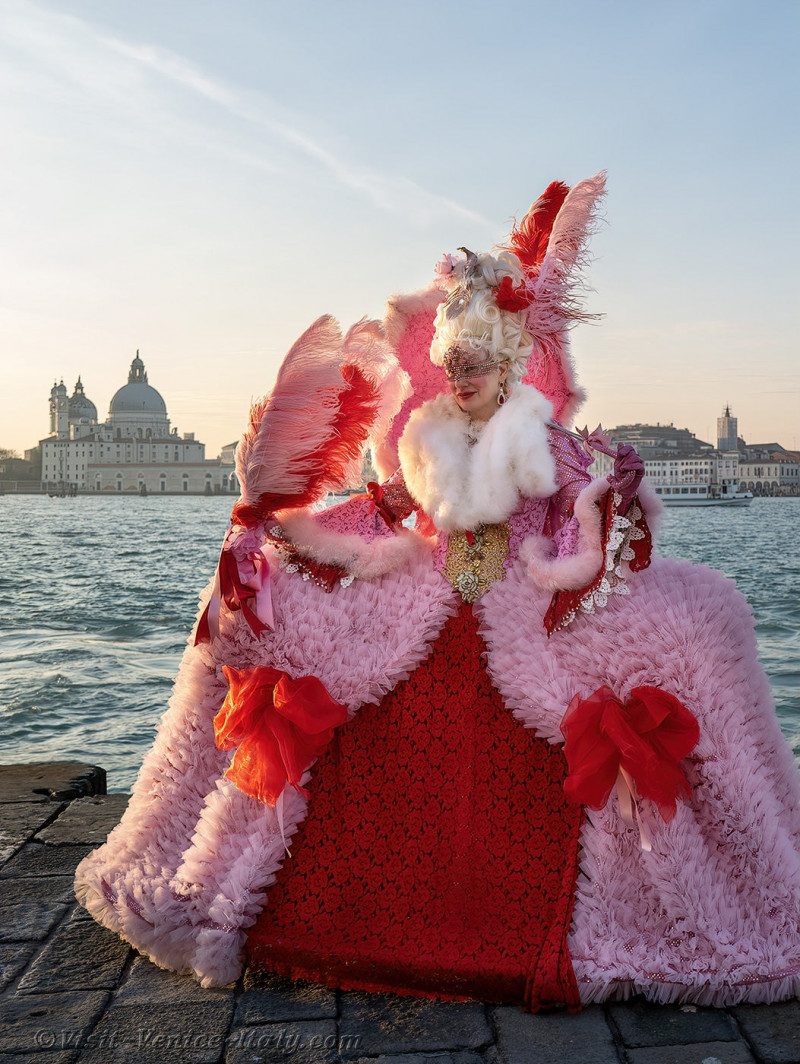 venice-carnival-masks-costumes-064.jpg