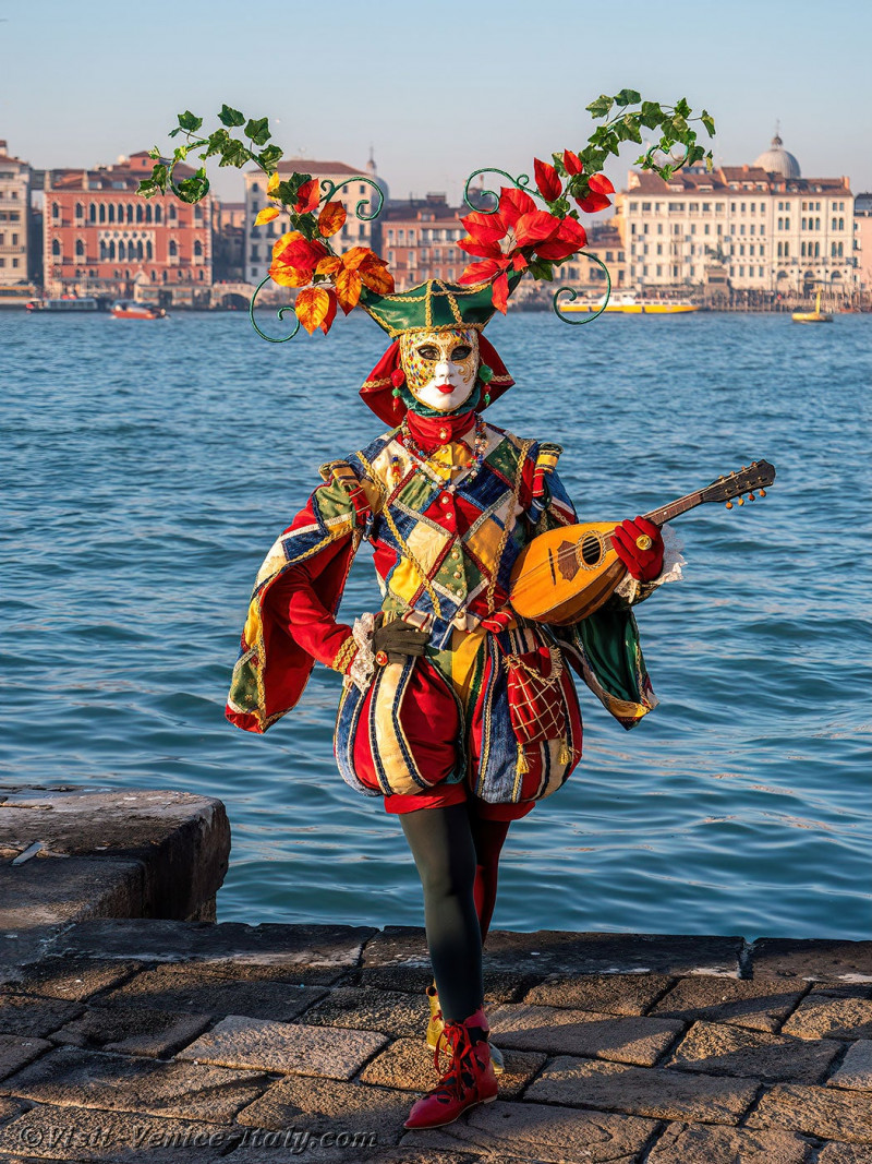 venice-carnival-mask-costume-san-giorgio-maggiore-225.jpg