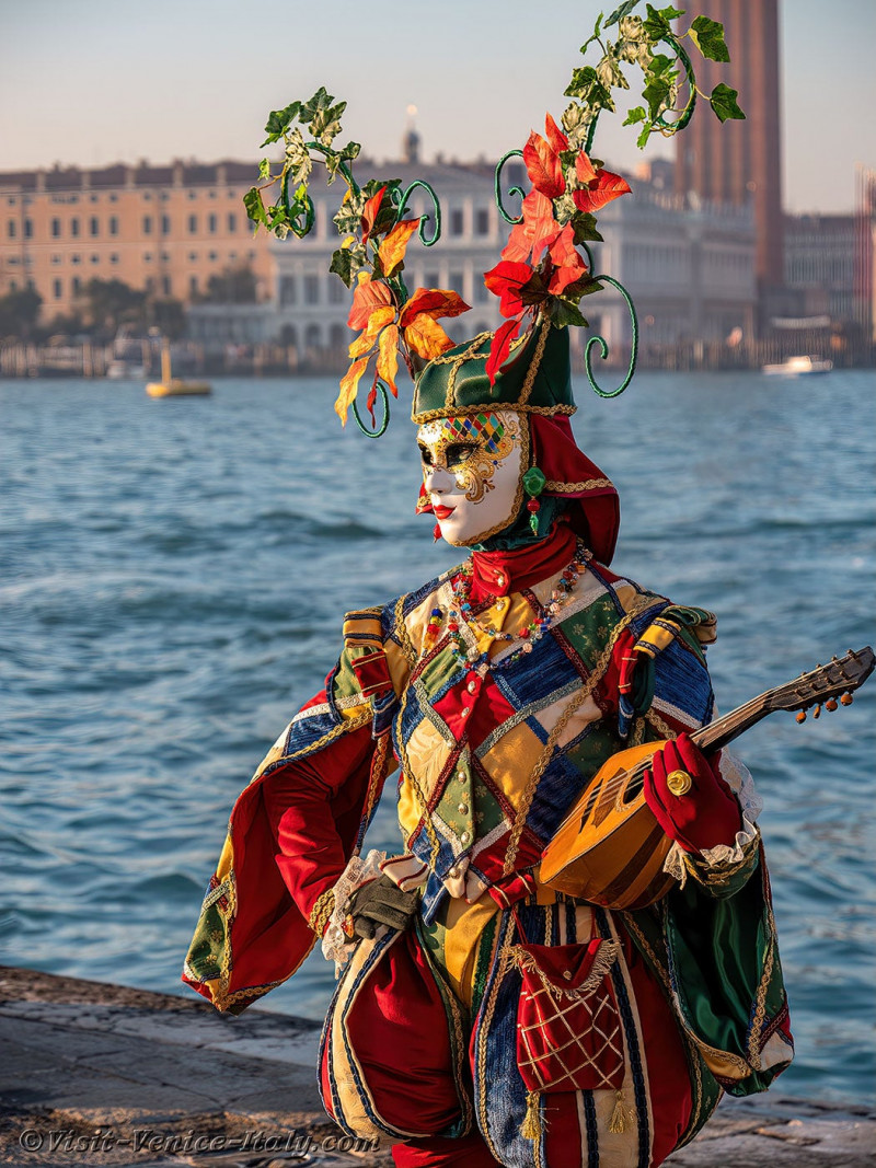 venice-carnival-mask-costume-san-giorgio-maggiore-221.jpg