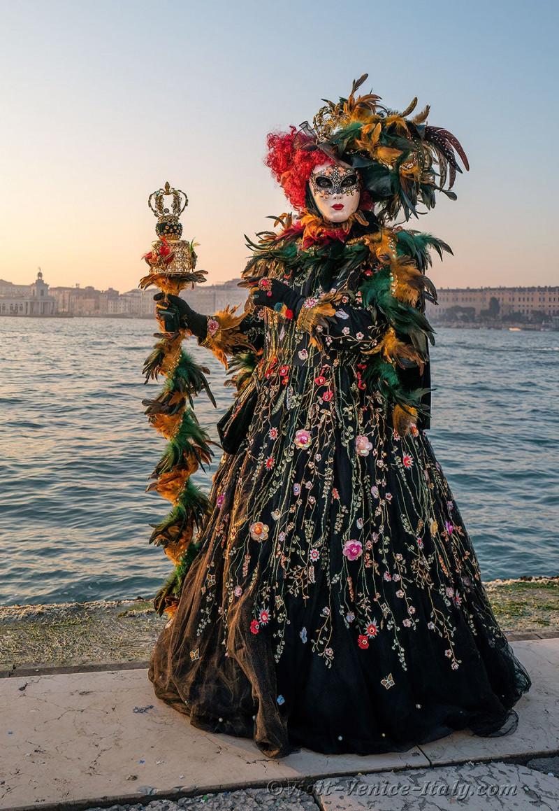 venice-carnival-mask-costume-san-giorgio-maggiore-216.jpg