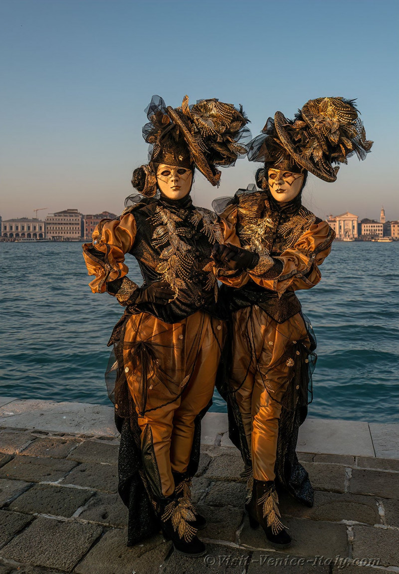 venice-carnival-mask-costume-san-giorgio-maggiore-135.jpg