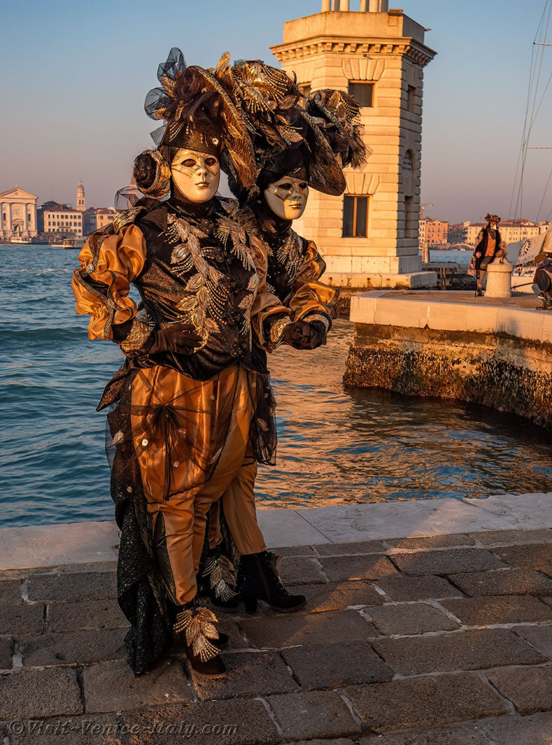 venice-carnival-mask-costume-san-giorgio-maggiore-138.jpg