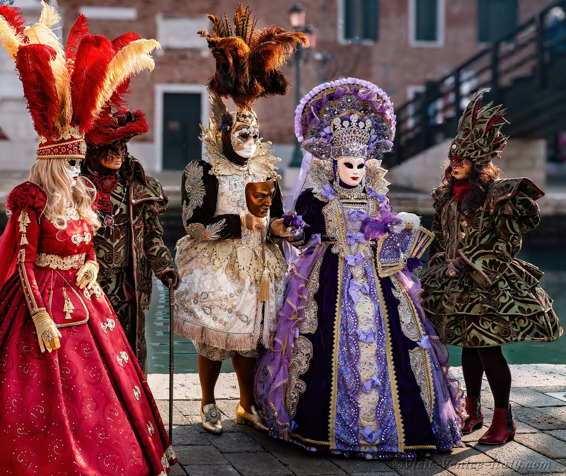 carnival-venice-2024-costume-masks-365.jpg