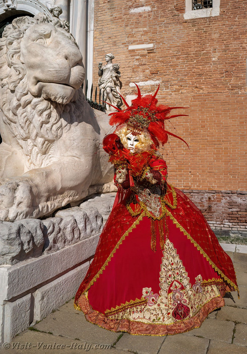 venice-carnival-mask-costume-arsenal-480.jpg