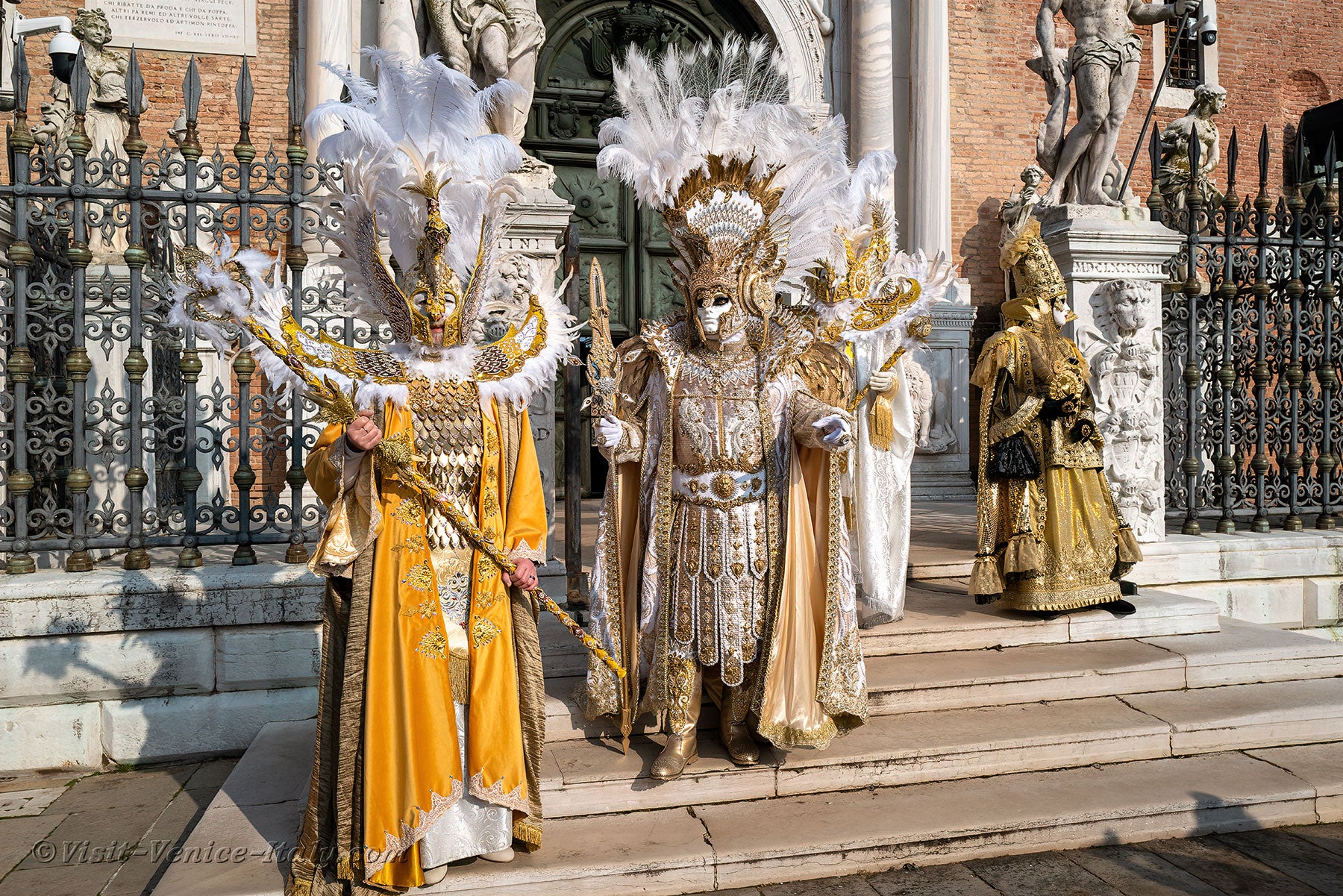 carnival-venice-2024-costume-masks-425.jpg
