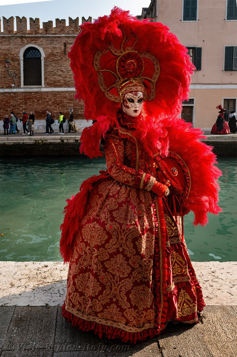 carnival-venice-2024-costume-masks-648.jpg