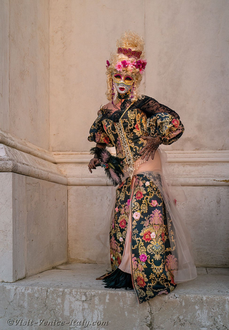 venice-carnival-mask-costume-san-giorgio-maggiore-129.jpg
