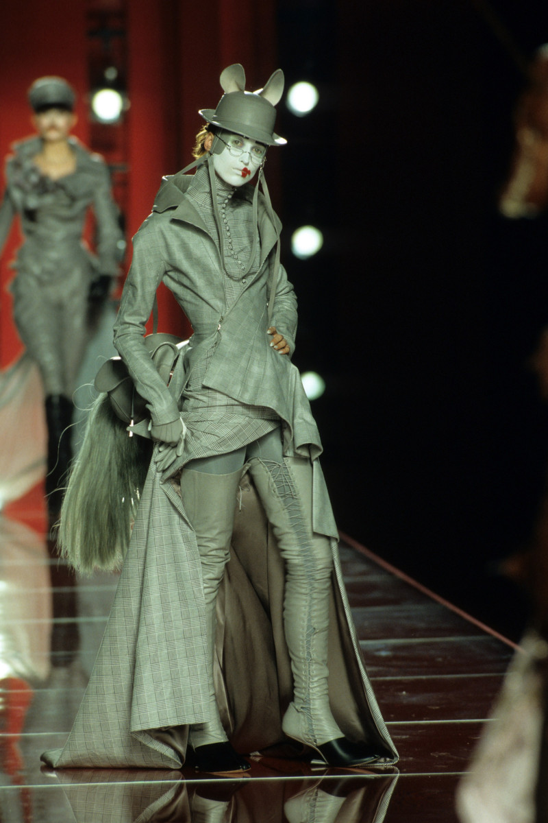CHRISTIAN-DIOR-FALL-2000-HC-19.jpg