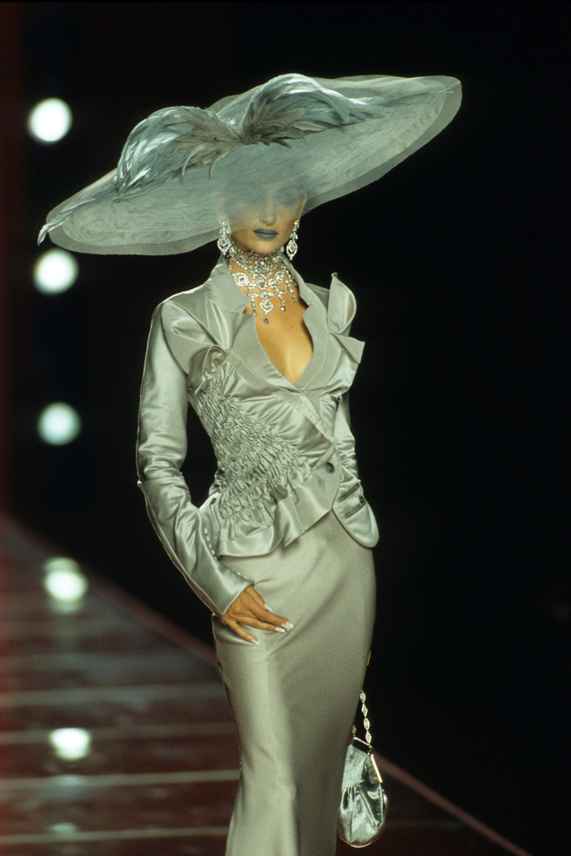 CHRISTIAN-DIOR-FALL-2000-HC-43.jpg