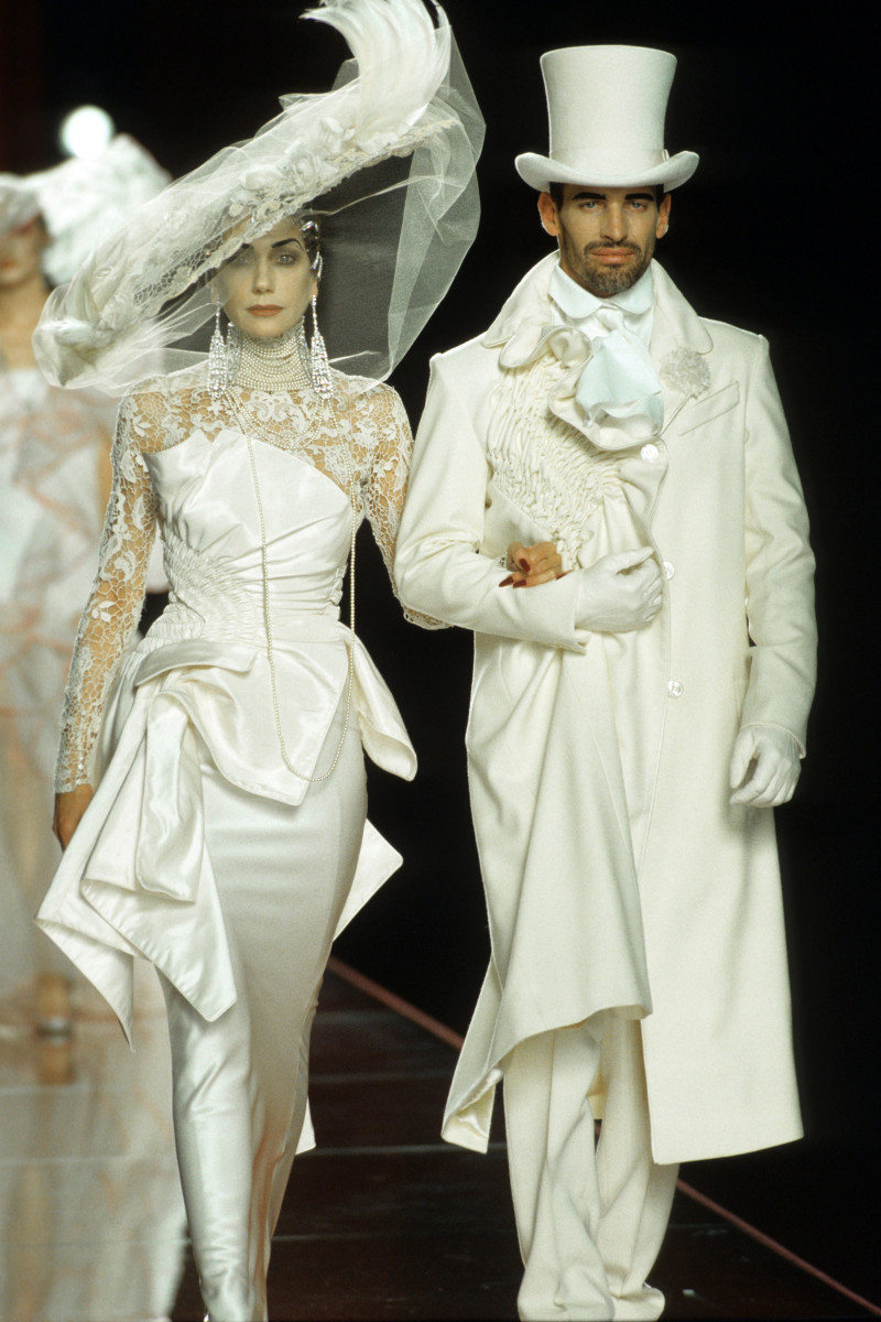 CHRISTIAN-DIOR-FALL-2000-HC-40.jpg