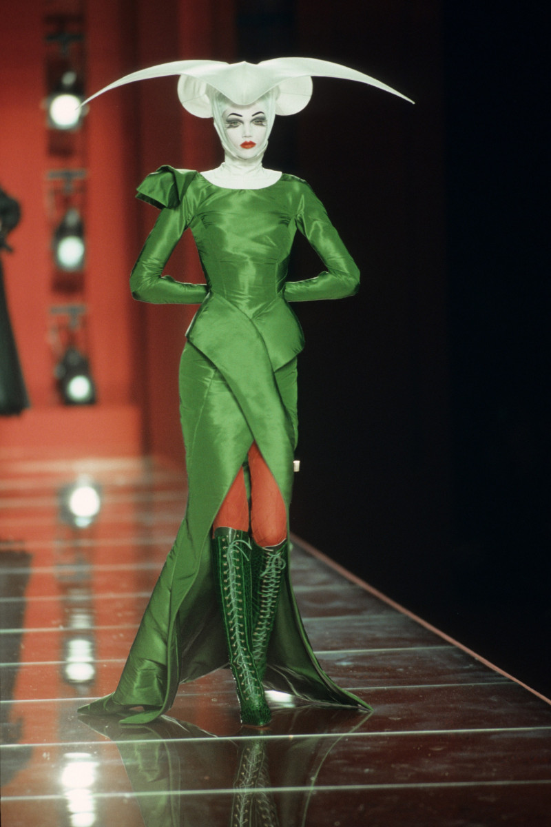 CHRISTIAN-DIOR-FALL-2000-HC-33.jpg