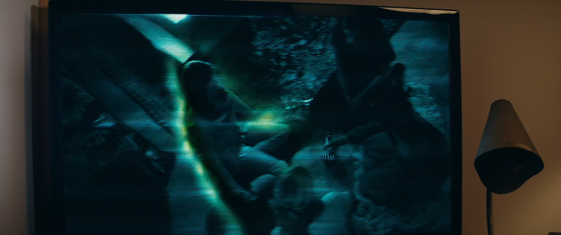 Definition.of.Fear.2015.WEBD.1080p.iTunes.RUS-ylnian.mkv_snapshot_00.47.34.951.png