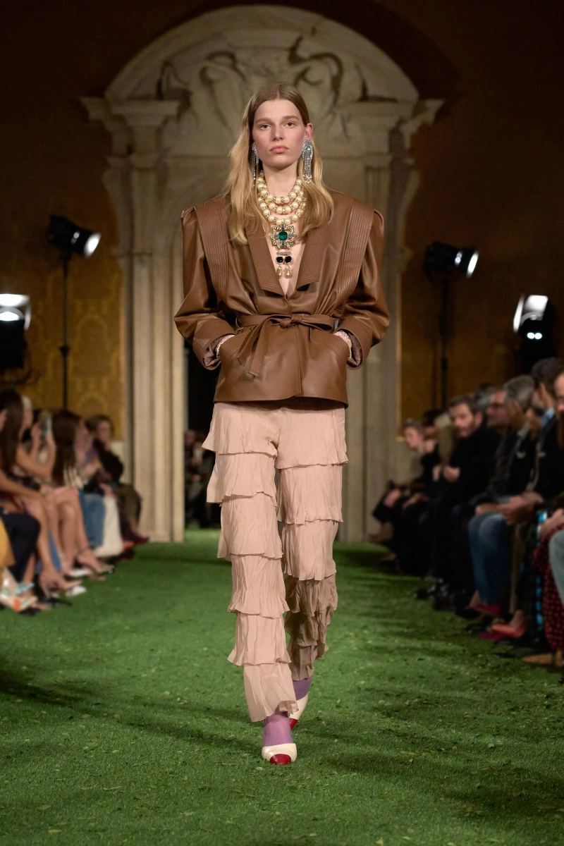 00003-valentino-fall-2026-ready-to-wear-credit-gorunway.webp
