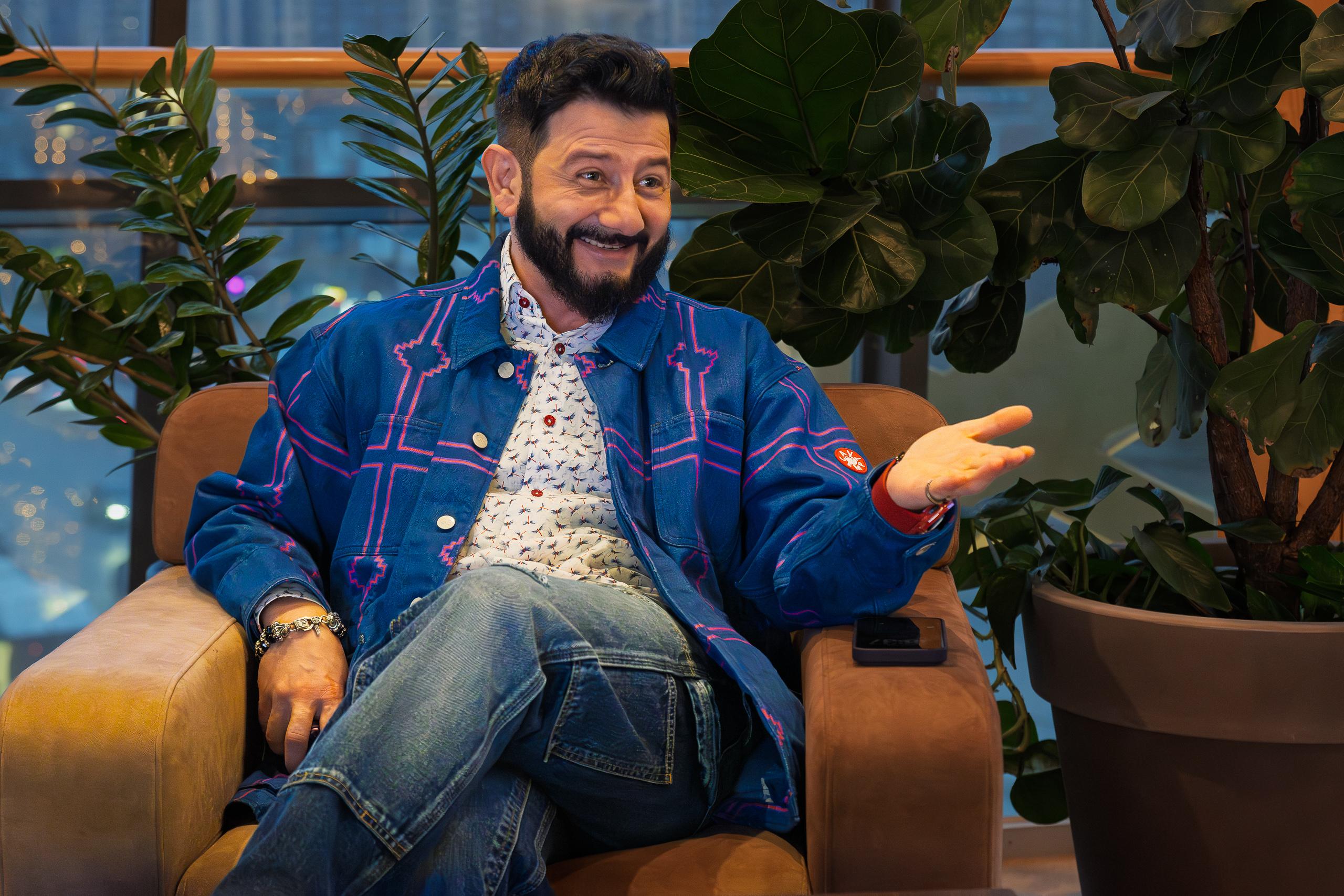 Михаил Галустян о юморе, нейросетях и съемках в Индии