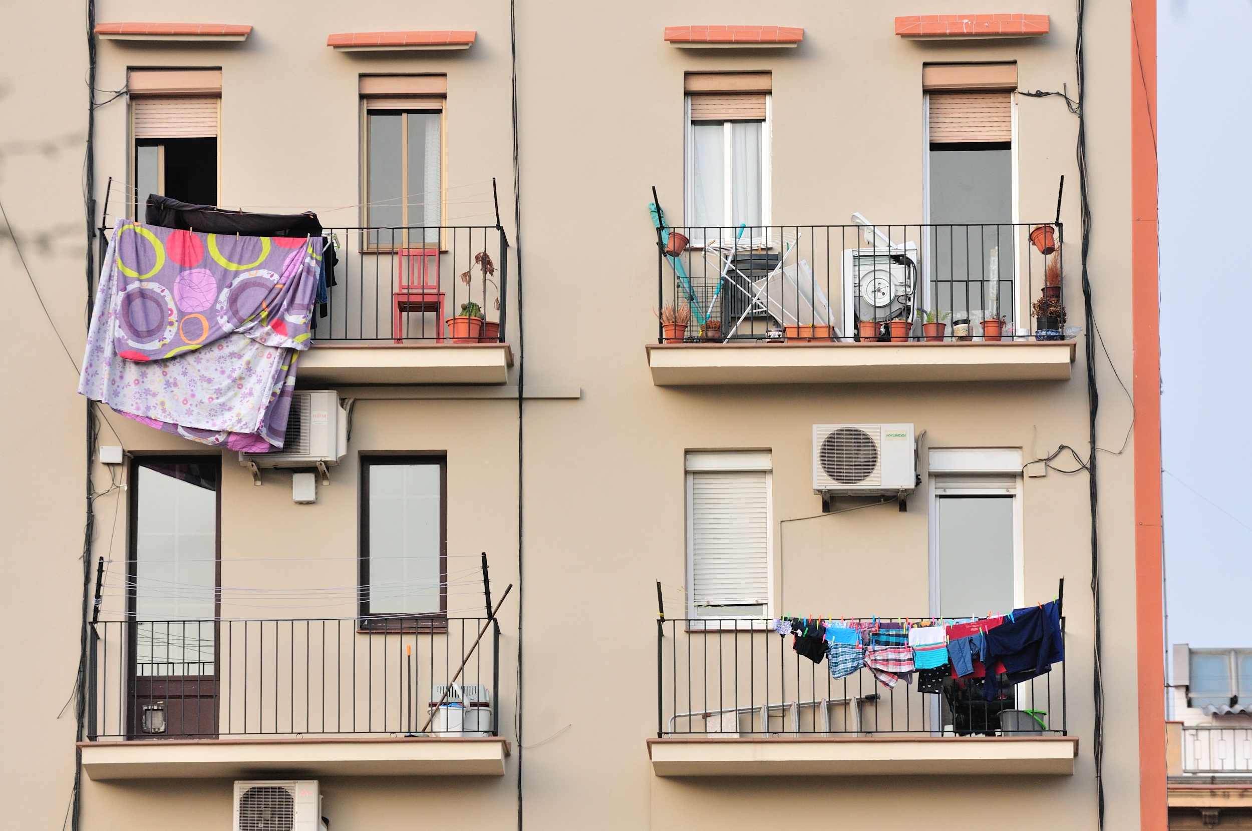 До 15 тысяч рублей: пермяков предупредили о штрафах за сушку белья за окном