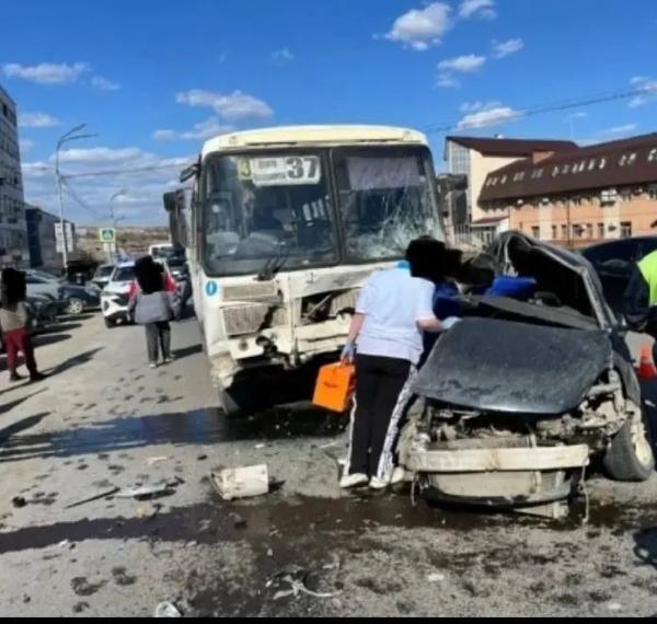 В Соликамске возбудили уголовное дело после смертельного столкновения автобуса и иномарки