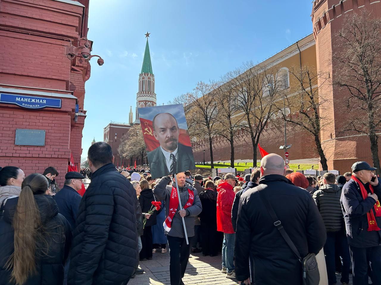 Мавзолей Ленина закрыт на месяц: москвичи не смогли попасть на возложение цветов