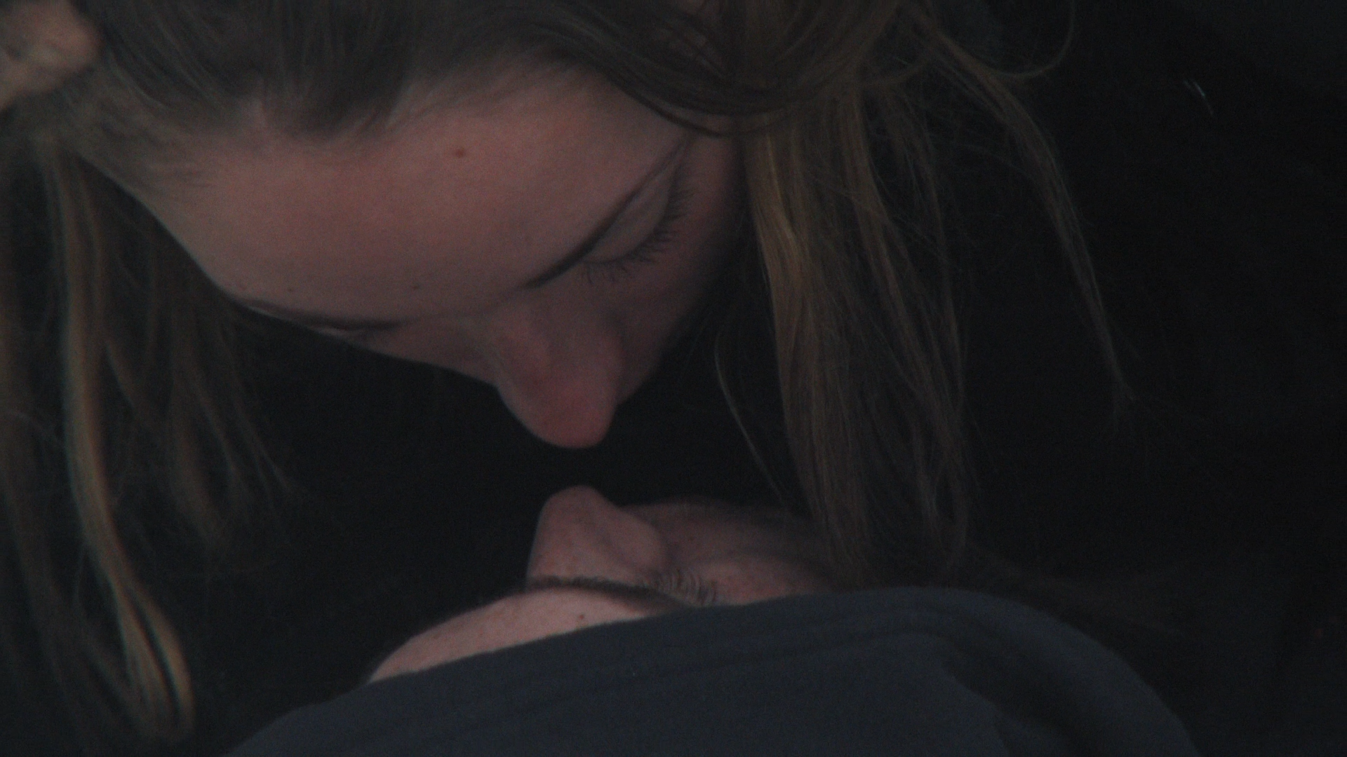 Heaven.Knows.What.2014.BDRemux.1080p.mkv_snapshot_00.01.31.713.png