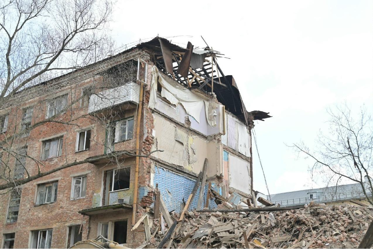 В микрорайоне Владимирский начался снос аварийной пятиэтажки на Краснополянской