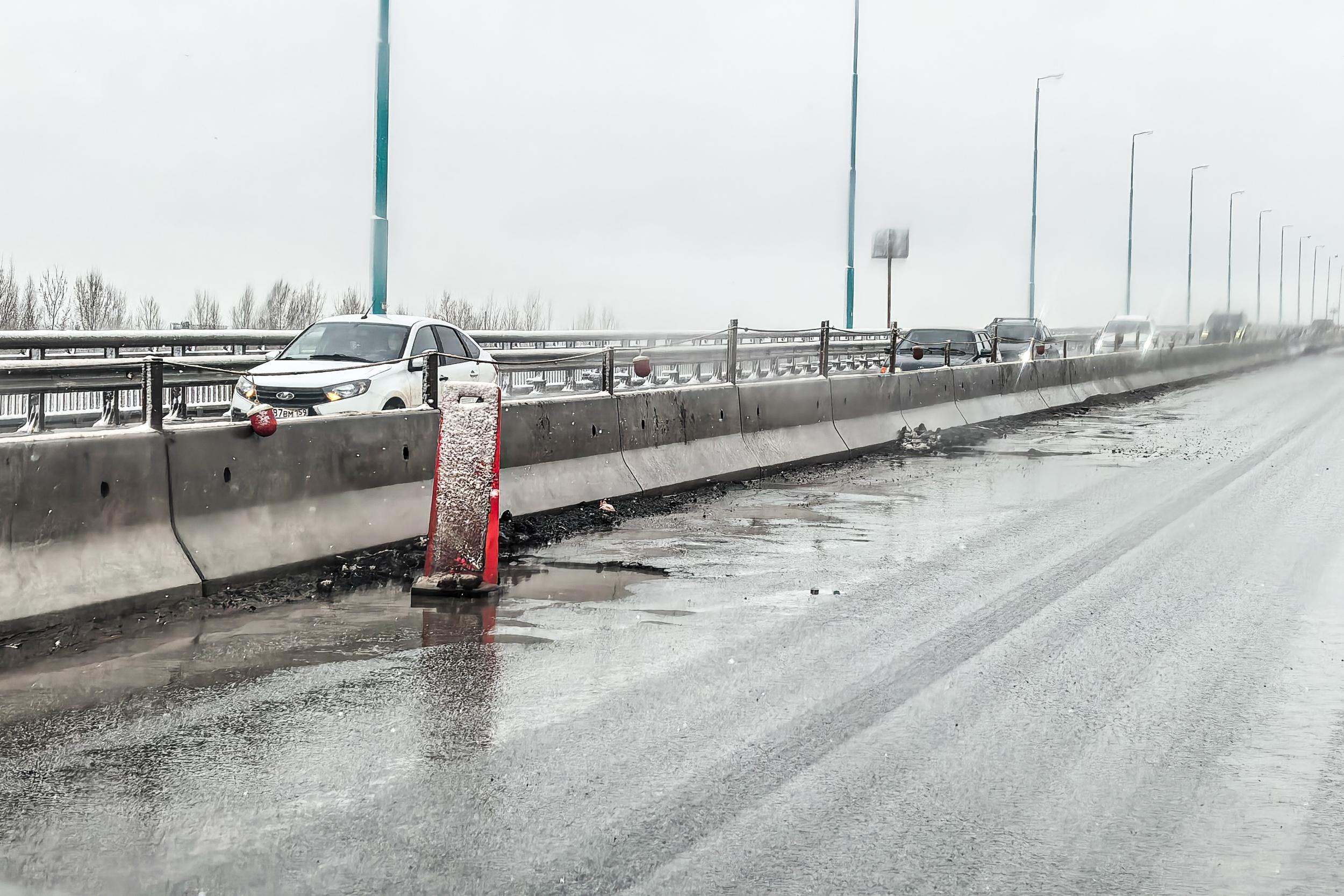 Водители продолжают страдать от ям на Красавинском мосту: когда ремонт?