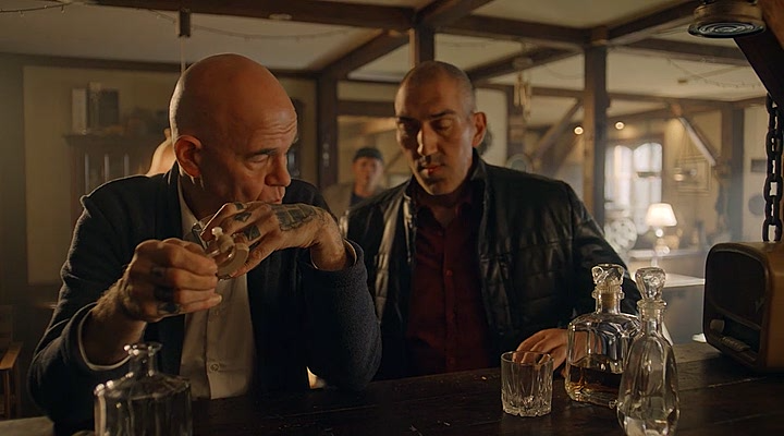 Psy.i.volki.S01E01.avi_snapshot_32.52.png