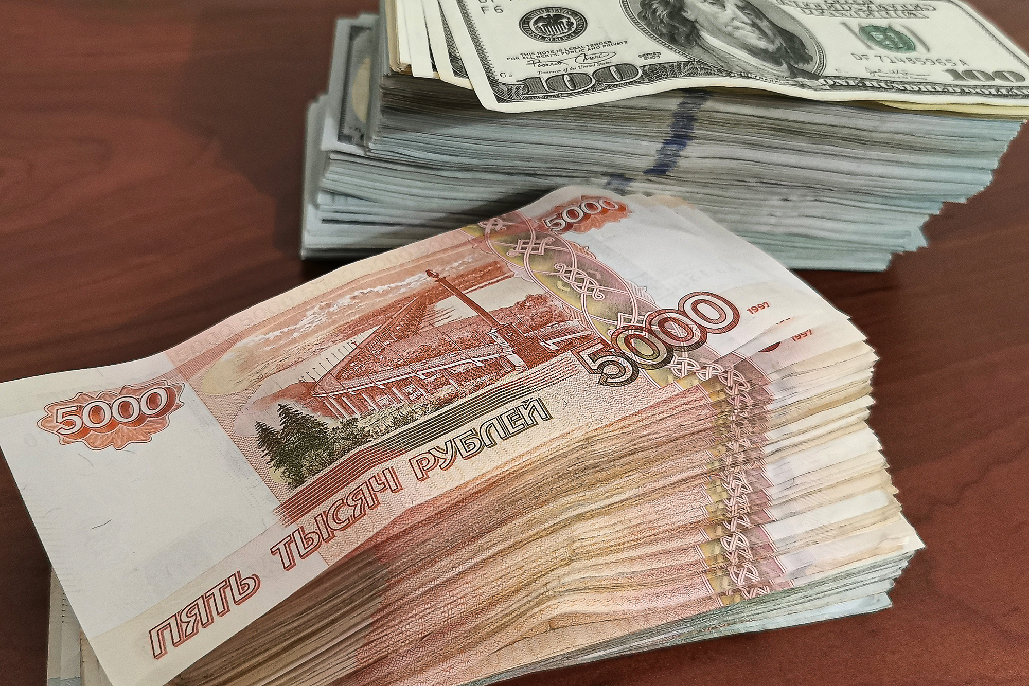 Где выгодно вложить 100 тысяч рублей: рекомендации эксперта Минфина